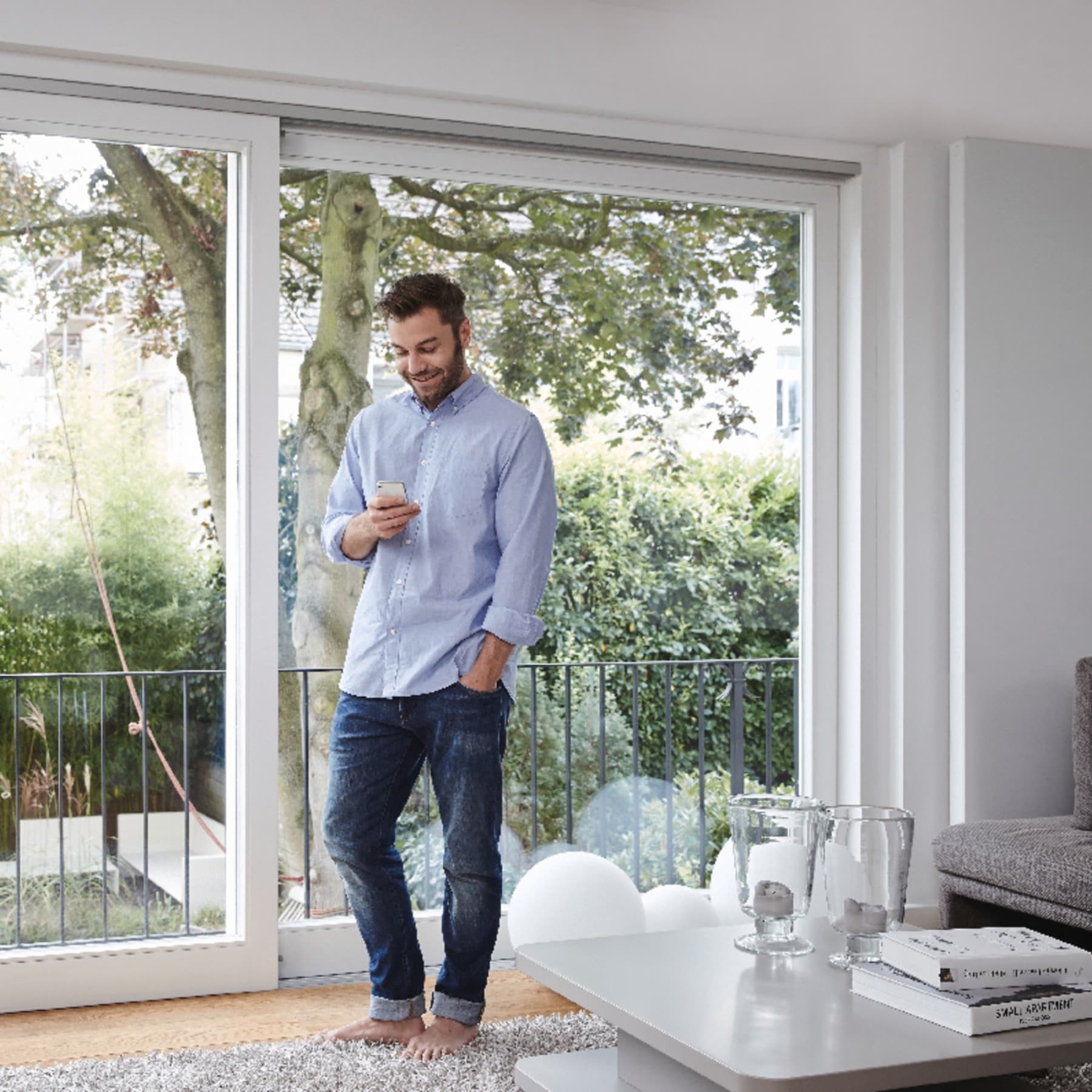 Un homme contacte le service client pour avoir des informations