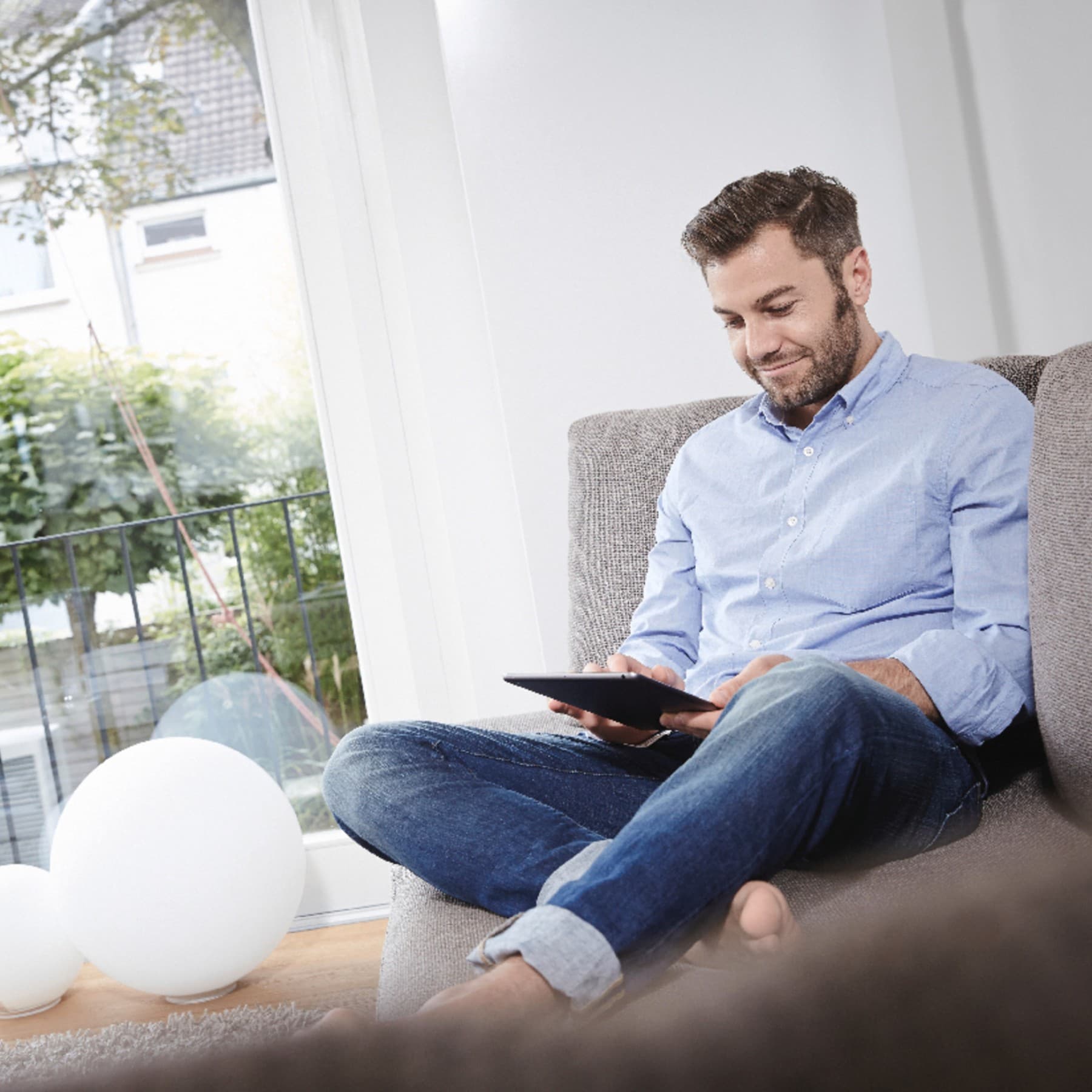 Homme prenant l'initiative de réaliser un DPE de son logement | Vaillant