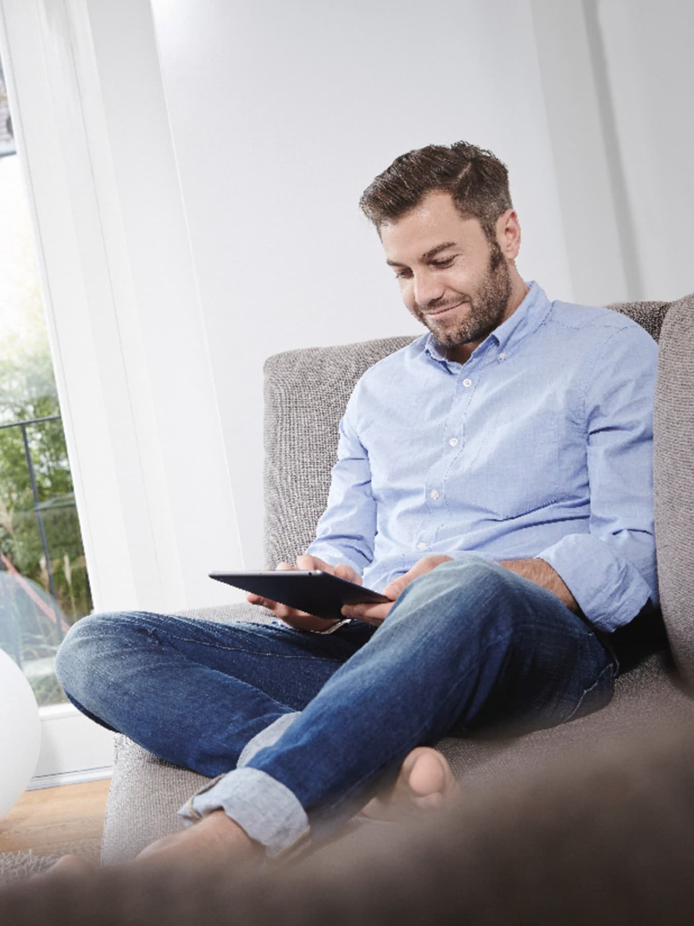 Homme prenant l'initiative de réaliser un DPE de son logement | Vaillant