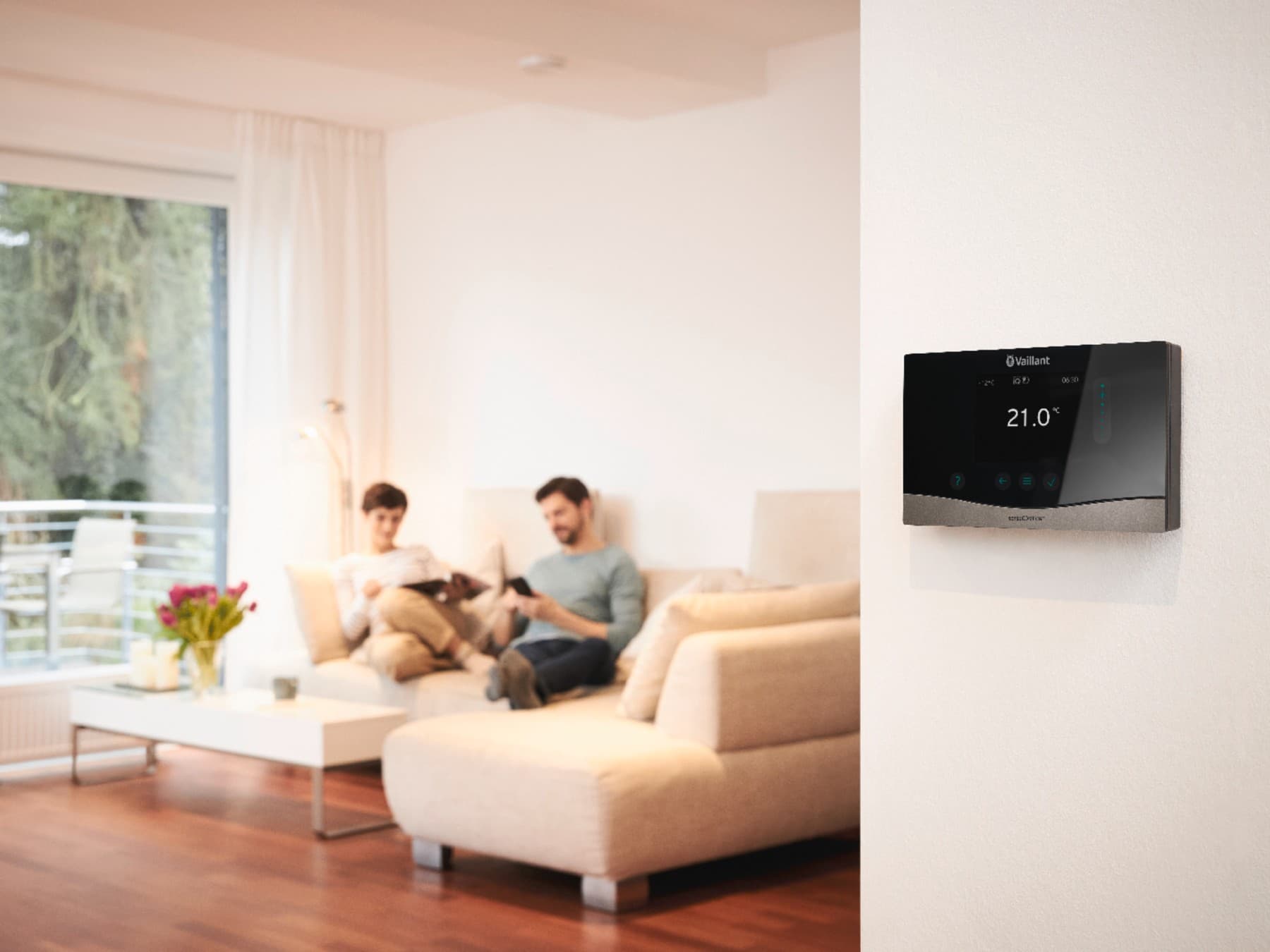 Régulateur connecté Vaillant installé sur un mur du salon | Vaillant