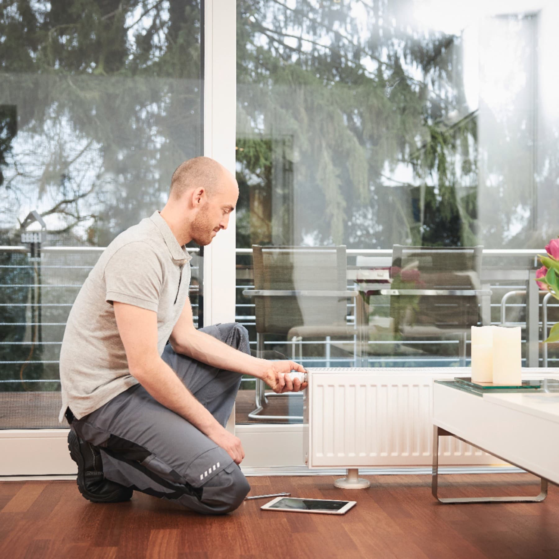 Installateur professionnel équilibrant un radiateur | Vaillant