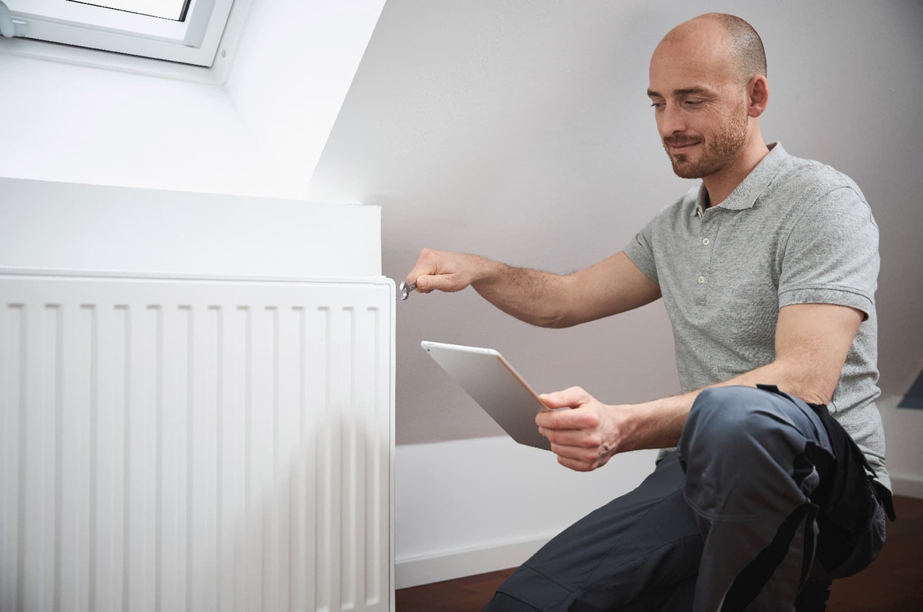 Technicien réalisant le calcul des pertes thermiques | Vaillant