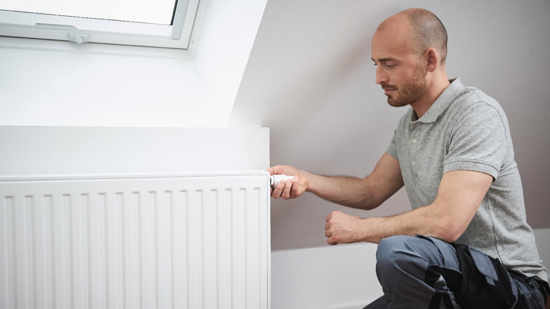 Homme purgeant un radiateur | Vaillant