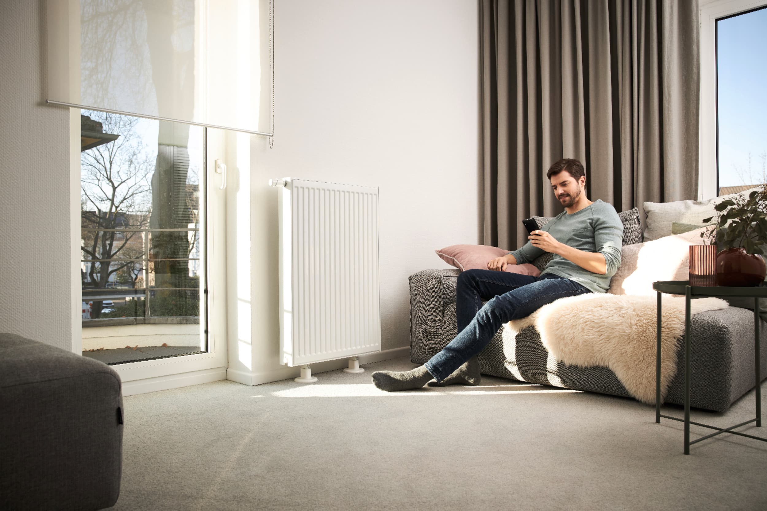 Un homme utilisant son smartphone | Vaillant