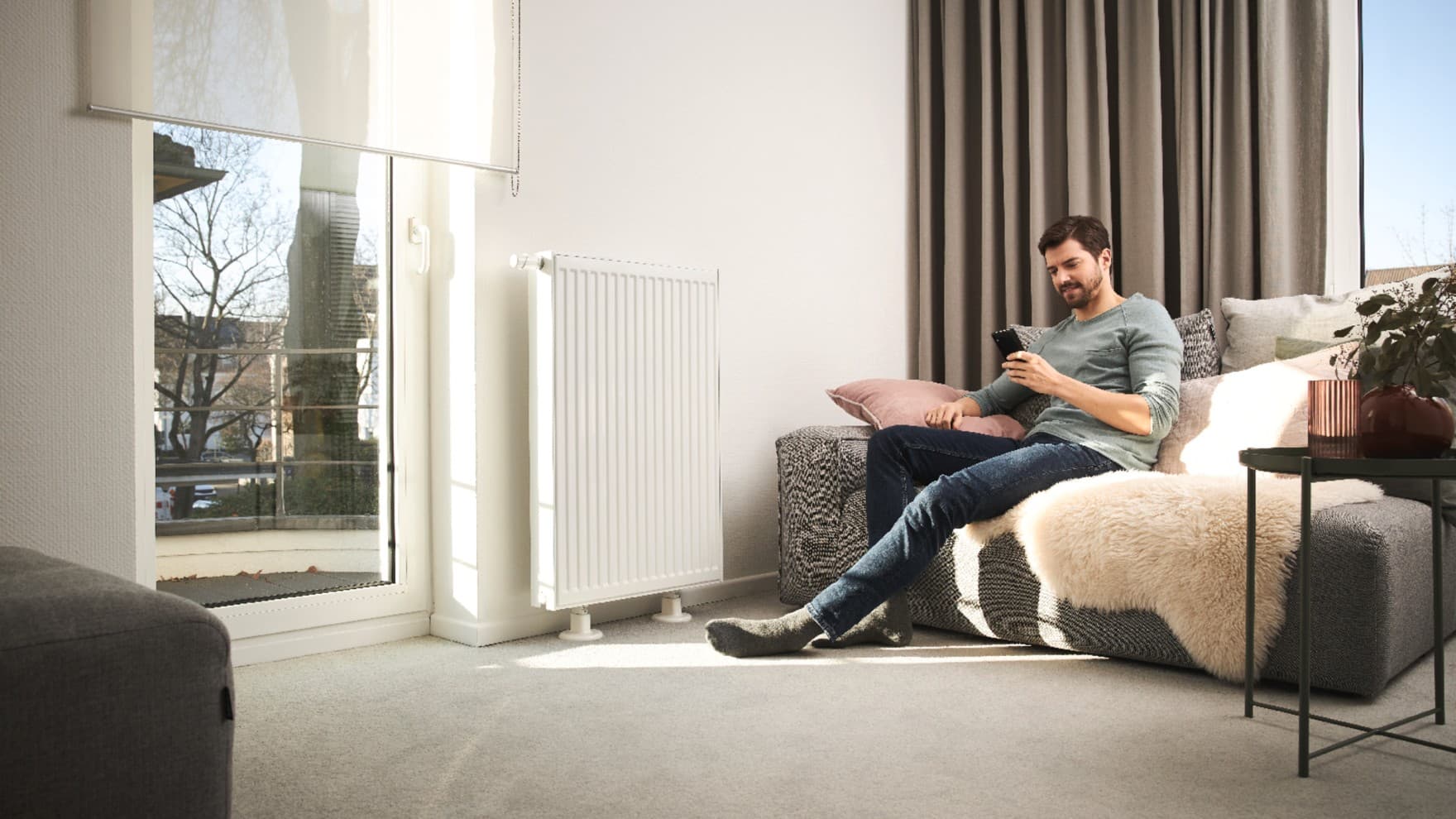 Homme profitant du confort thermique de sa maison | Vaillant