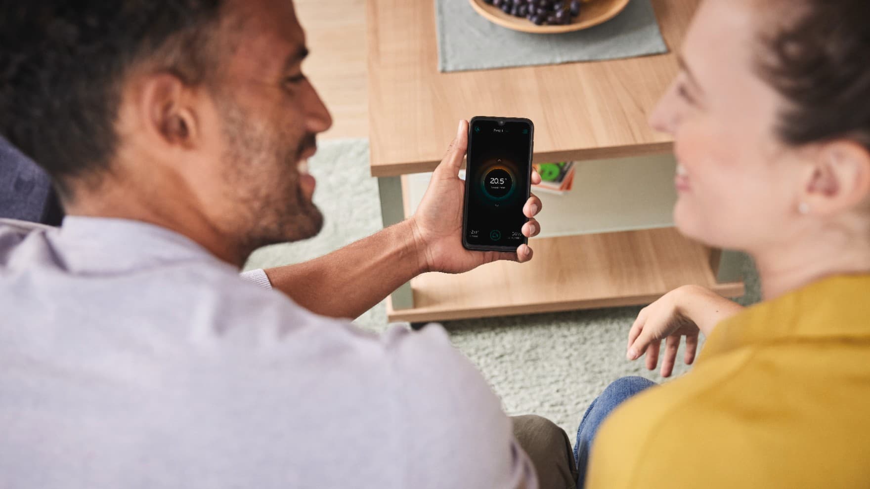 Homme parlant de l'application connectée Vaillant avec un installateur