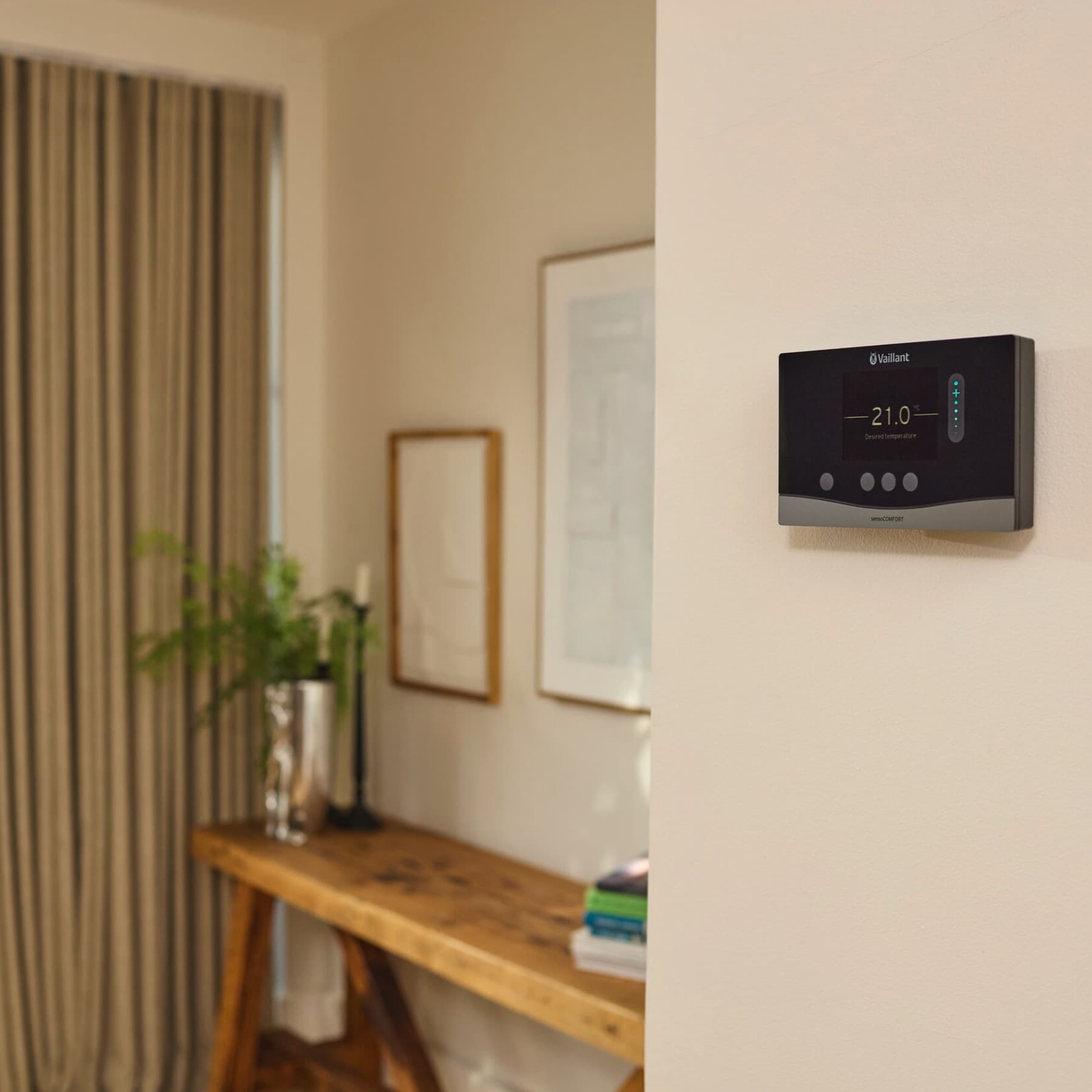 Unité de commande fixée au mur dans le salon | Vaillant