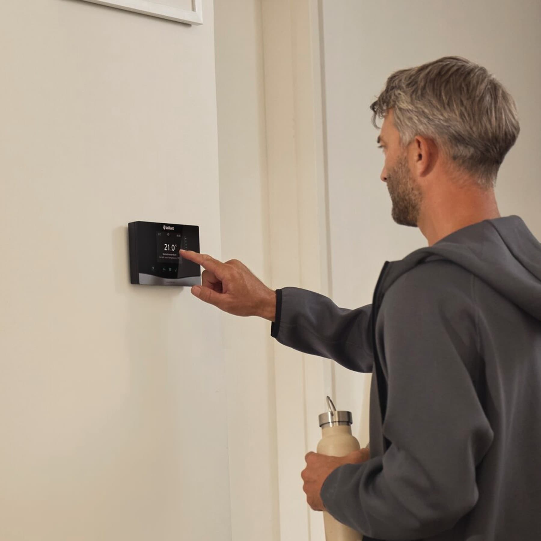 Un sportif allume son chauffage avec son thermostat | Vaillant