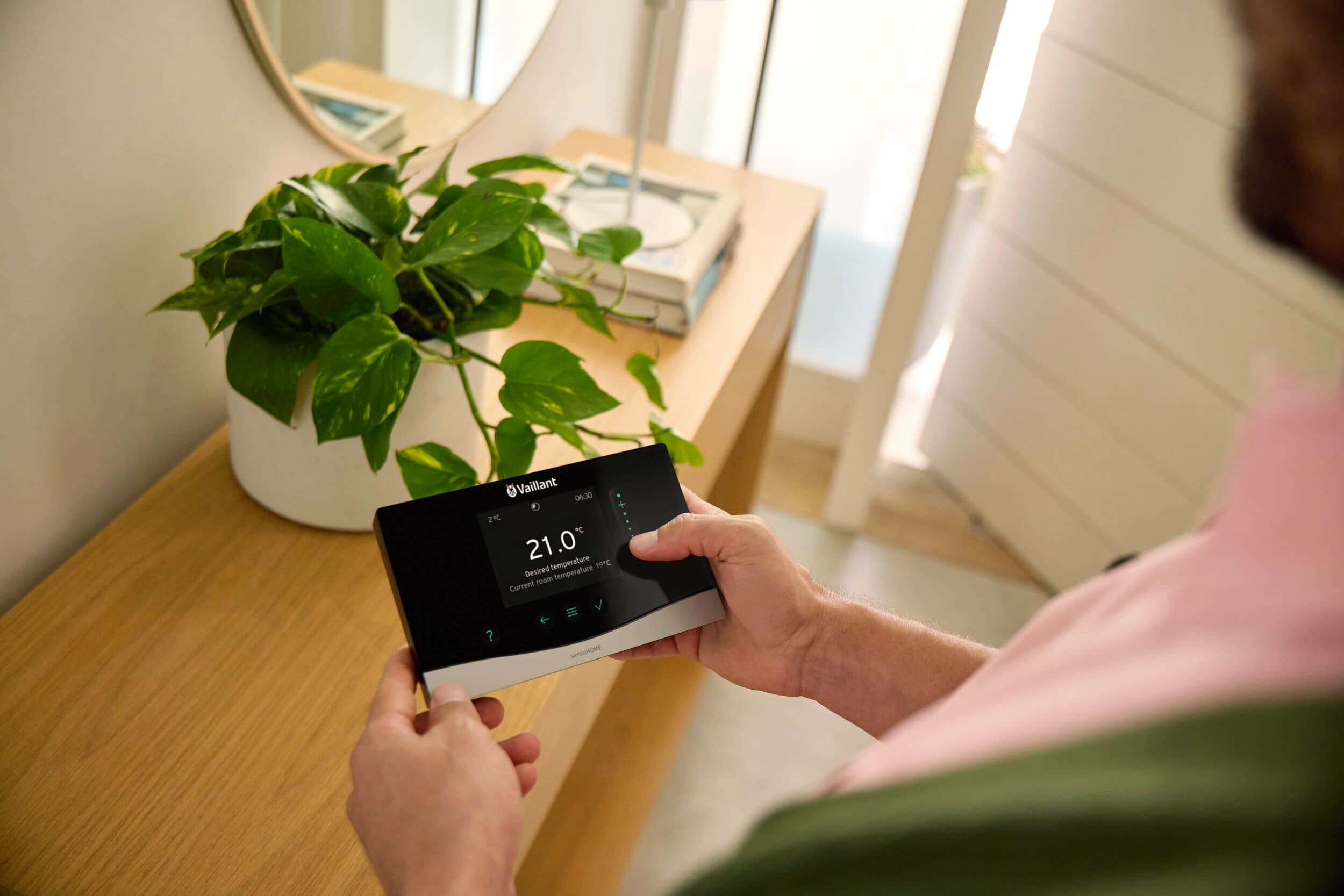 Personne régulant la température de sa maison en fonction de ses besoins | Vaillant