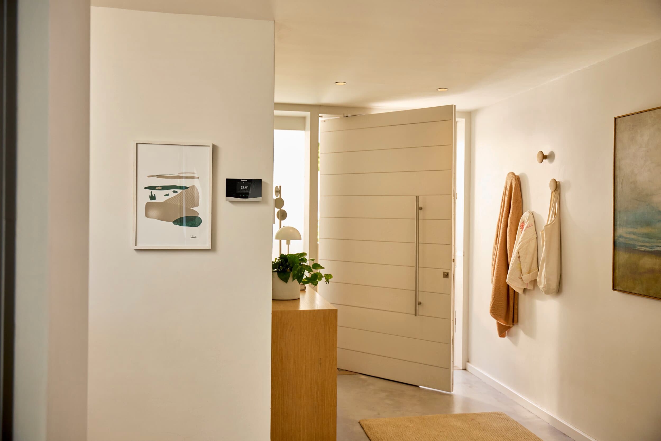 sensoHOME installé dans l'entrée d'une maison | Vaillant