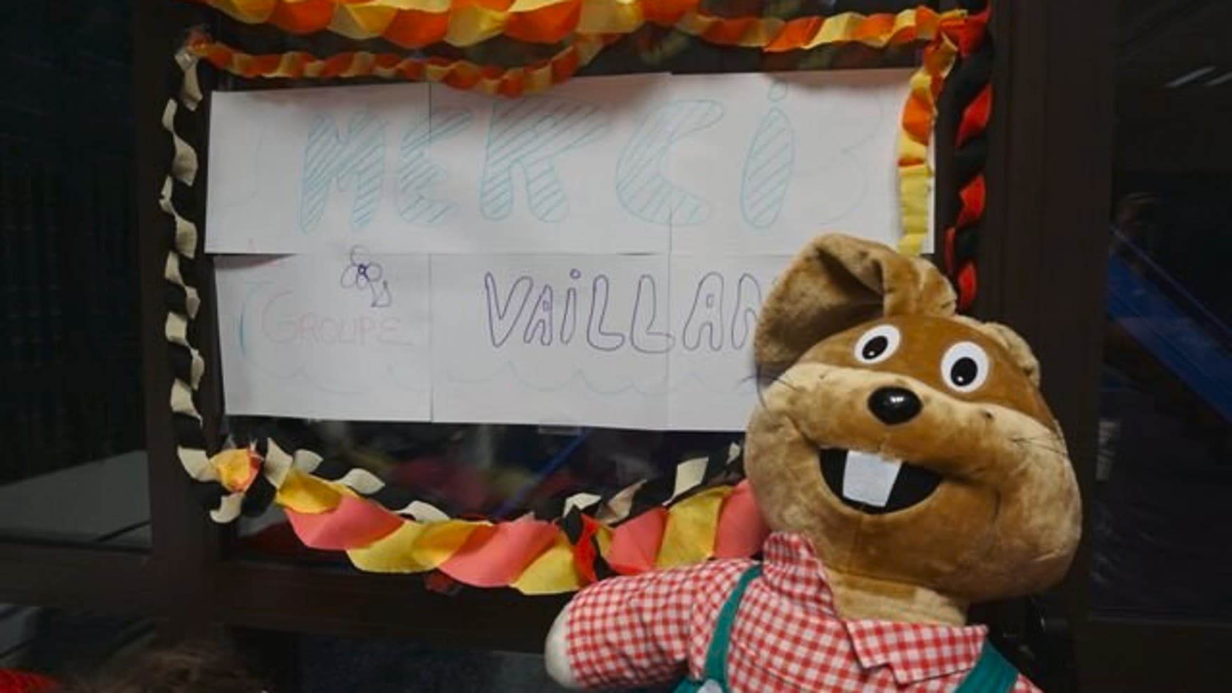 Une peluche du lapin Vaillant devant un dessin d'enfant | Vaillant