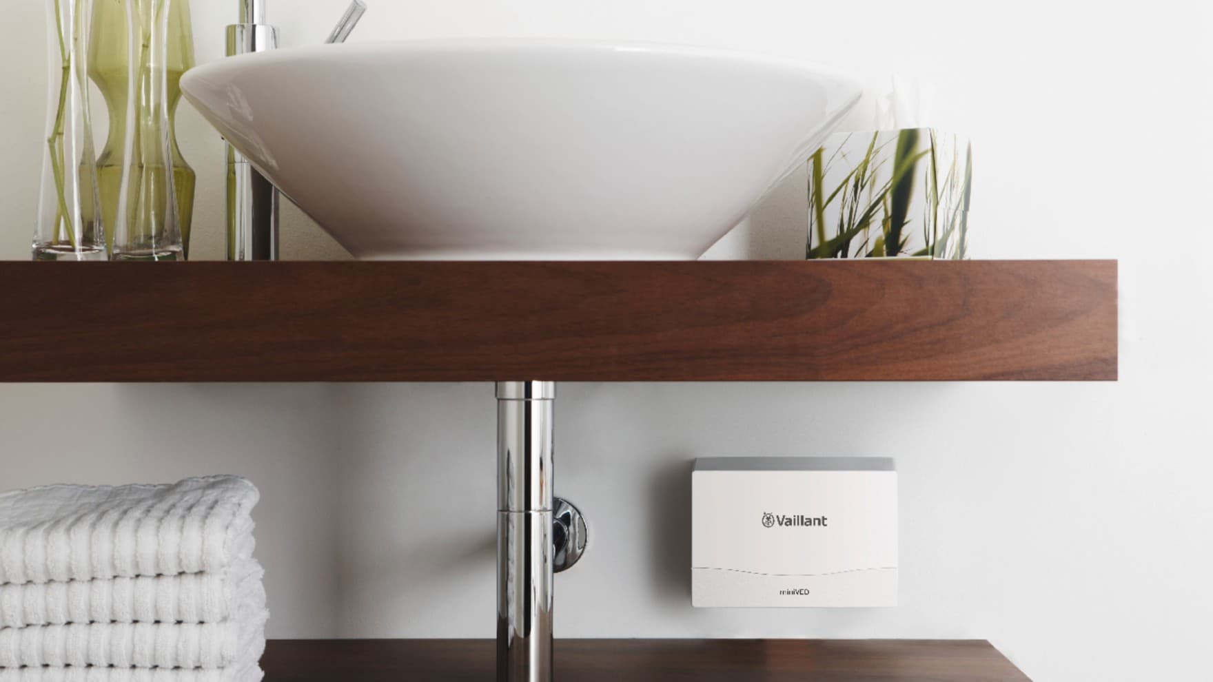 Un appareil installé sous un lavabo dans la salle d'eau | Vaillant