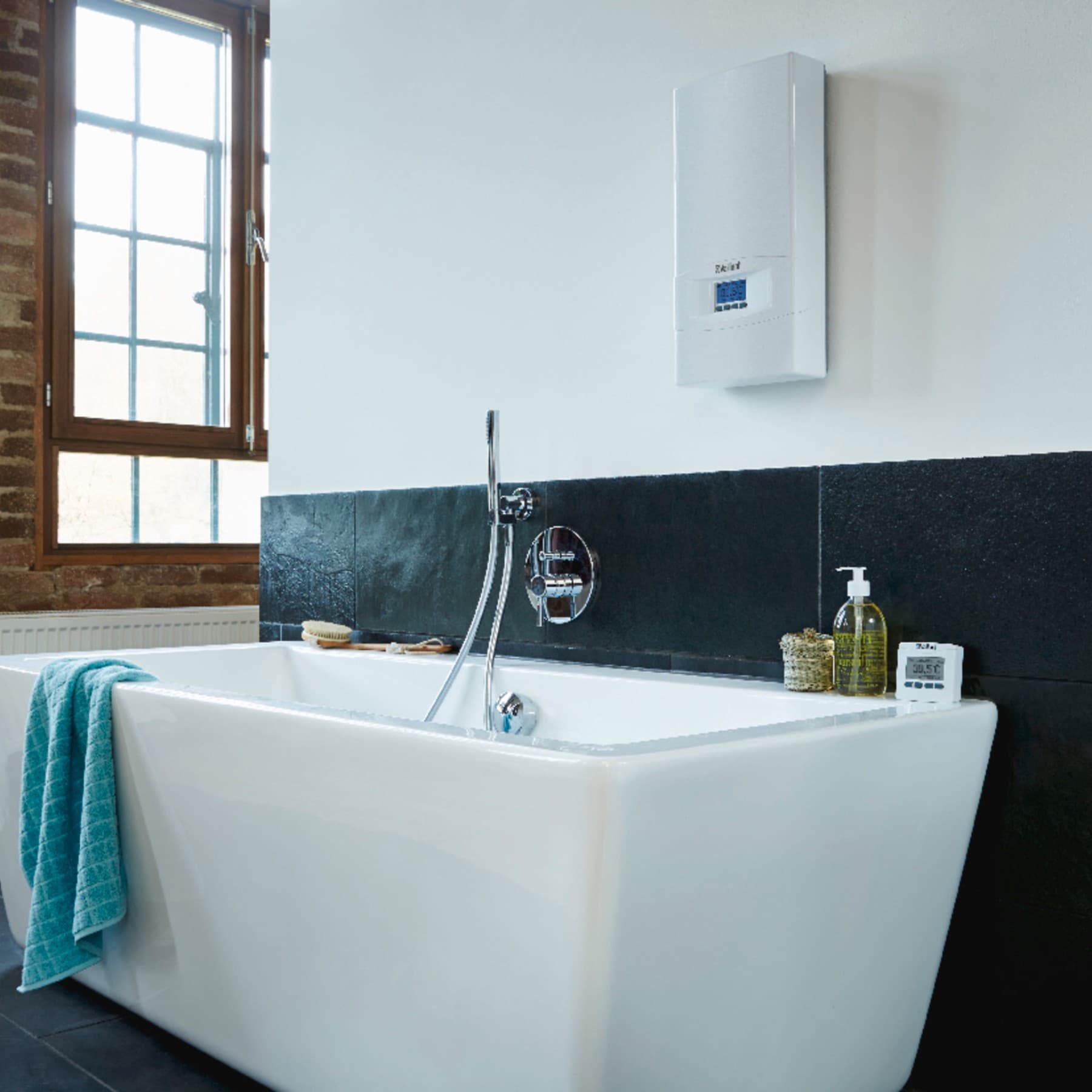 Un chauffe-eau installé sur le mur d'une salle de bains | Vaillant