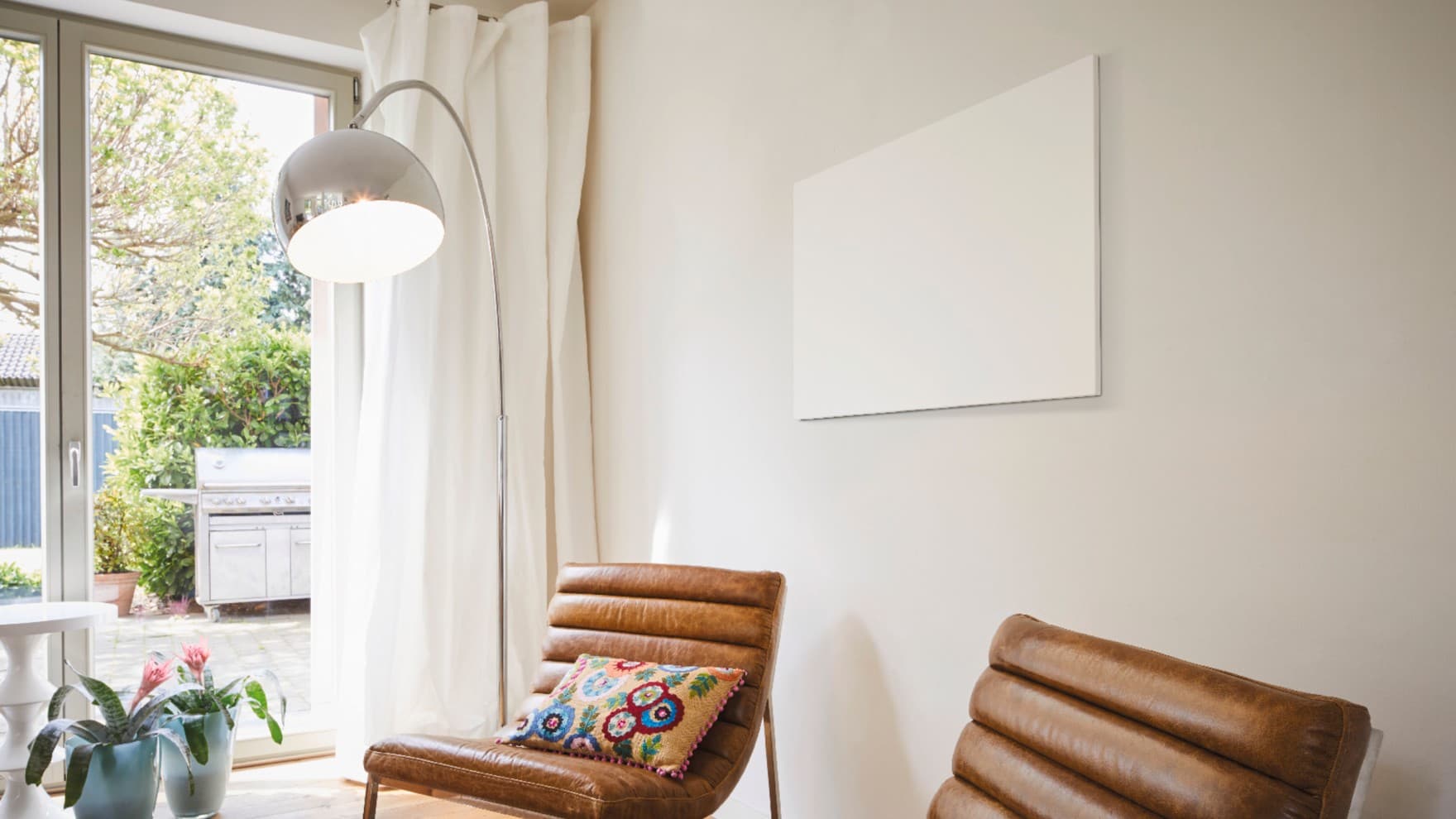 Chauffage infrarouge mural dans un salon | Vaillant