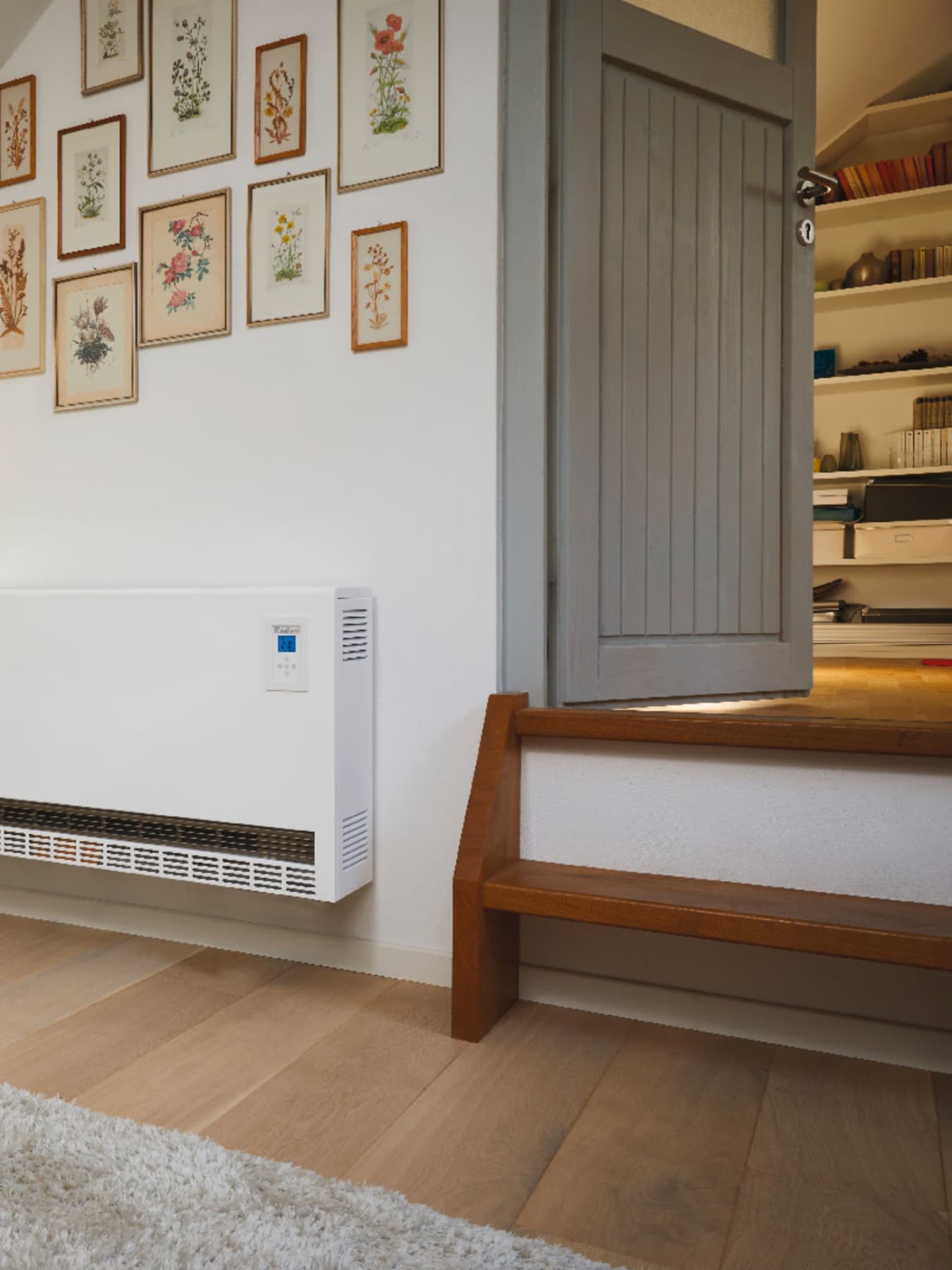 Un radiateur au mur dans un grenier aménagé | Vaillant