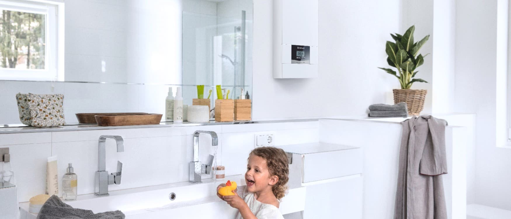 Une petite fille est dans sa salle de bains | Vaillant