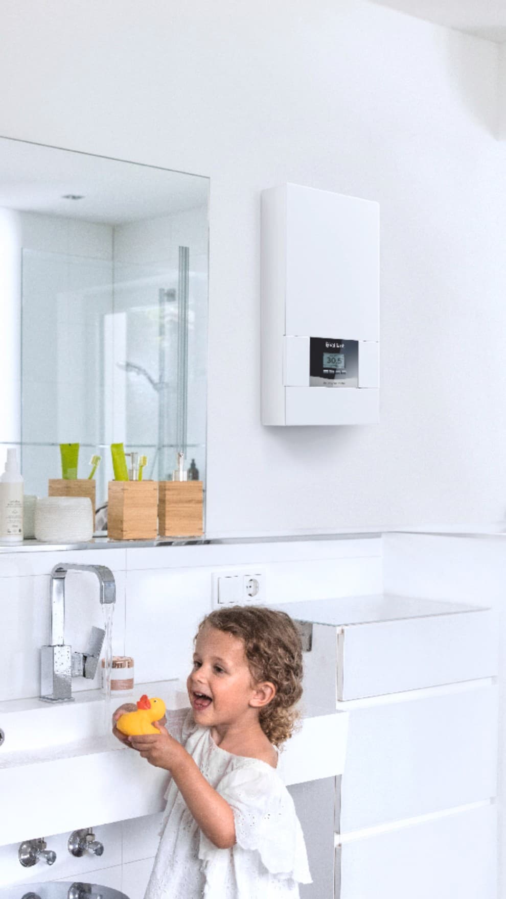 Une petite fille est dans sa salle de bains | Vaillant