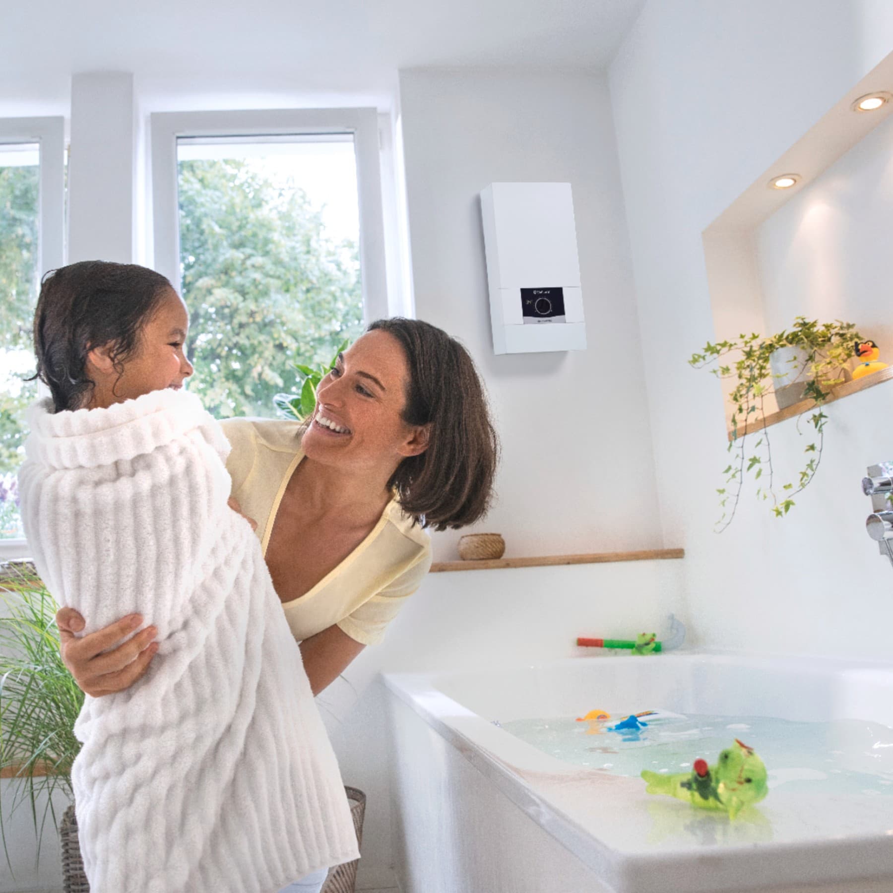 Une mère et sa fille dans une salle de bains | Vaillant