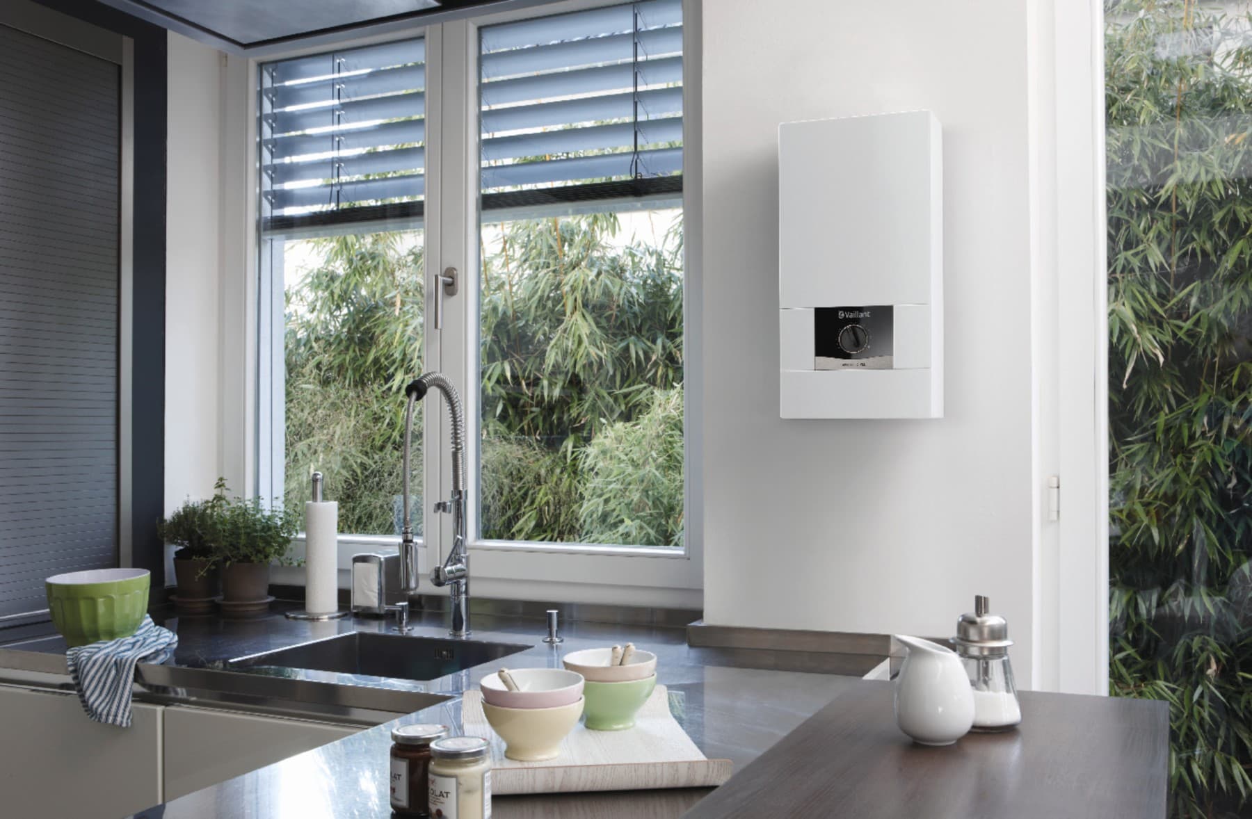 Chauffe-eau installé au mur d'une cuisine | Vaillant