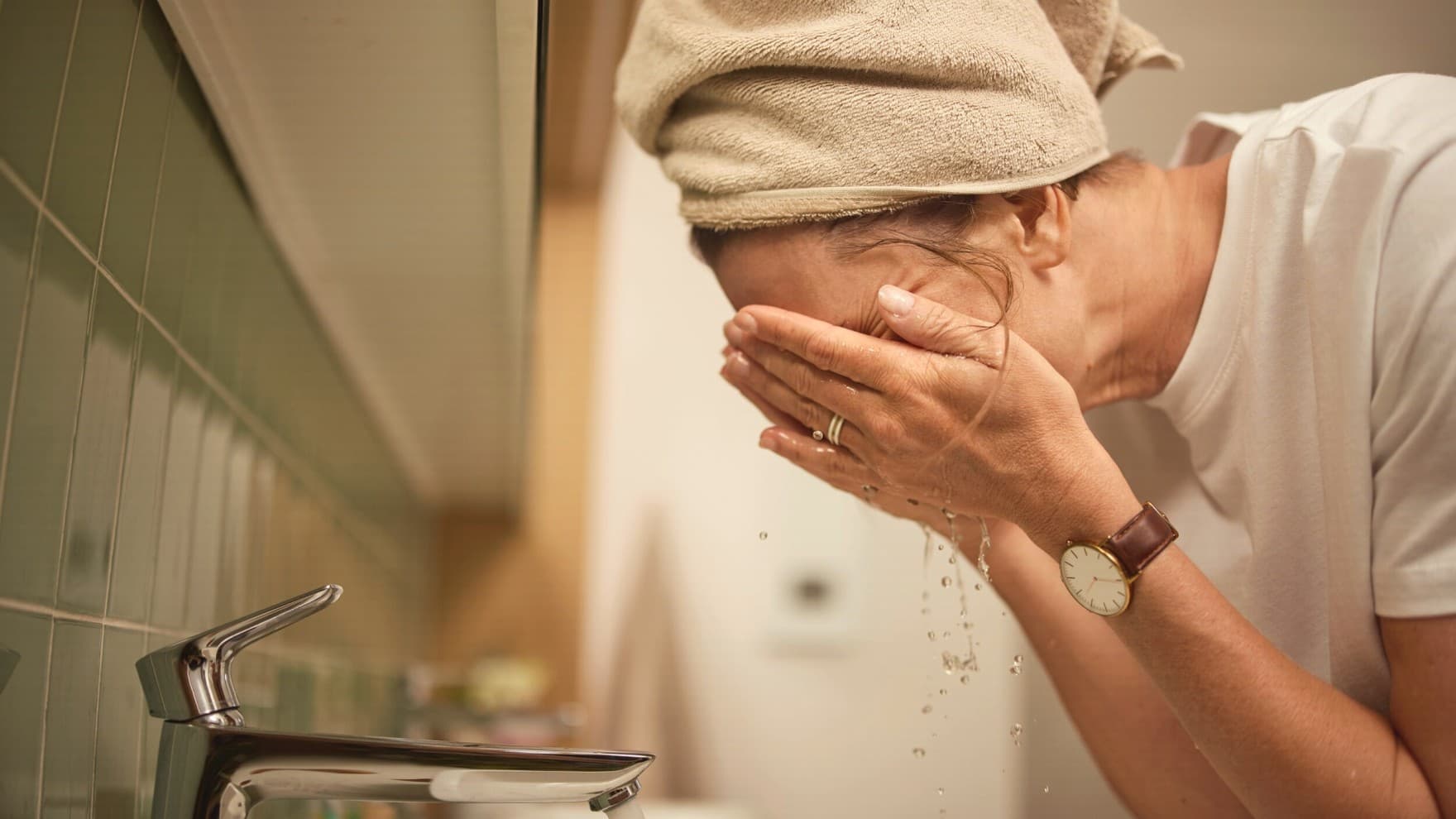 Une femme se lavant le visage à l'eau
