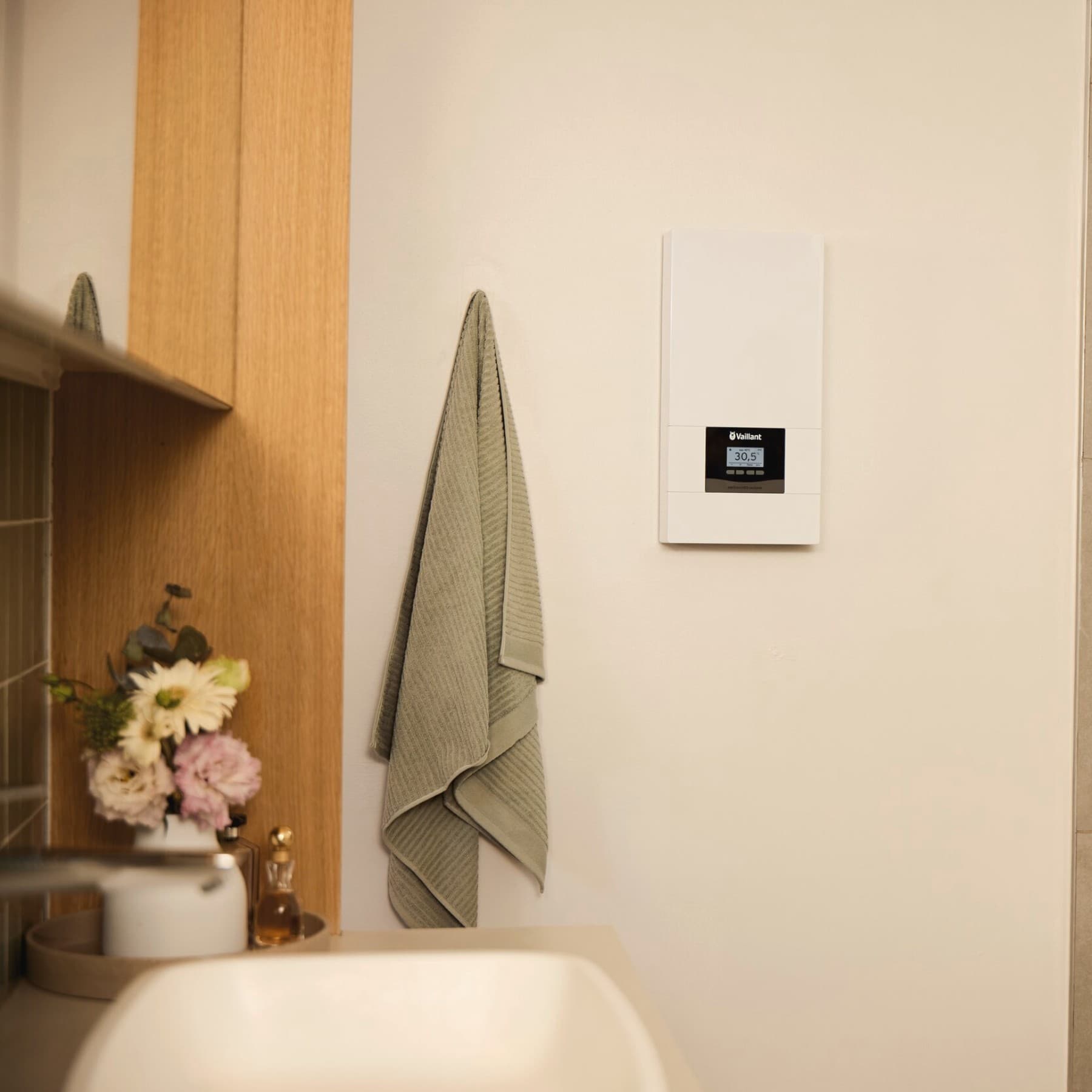 Chauffe-eau instantané électrique dans une salle de bains | Vaillant