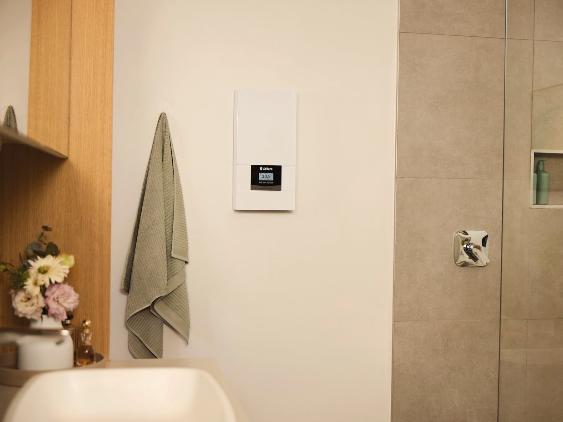 Chauffe-eau instantané électrique dans une salle de bains | Vaillant