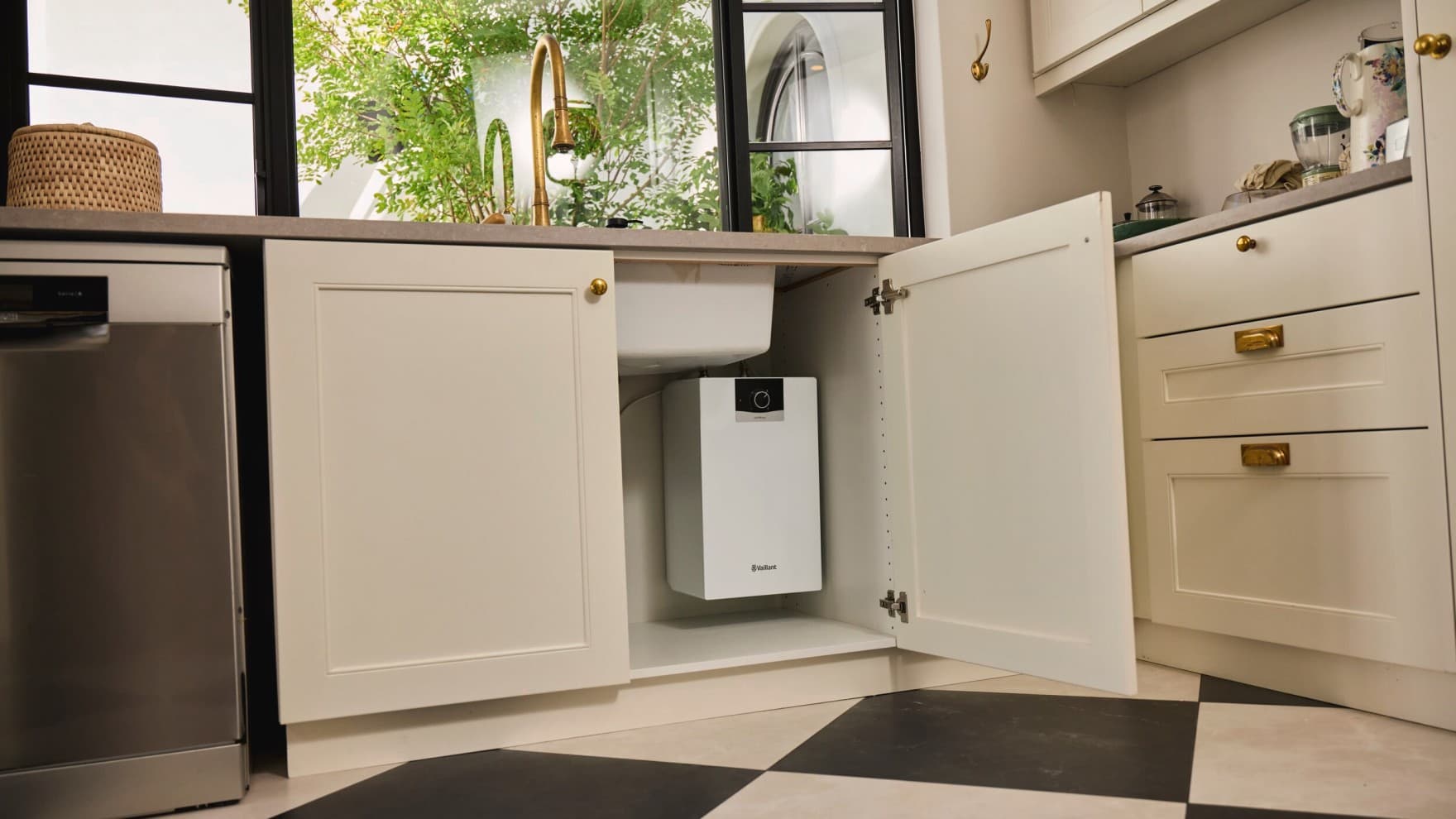Un chauffe-eau installé dans un placard d'une cuisine | Vaillant