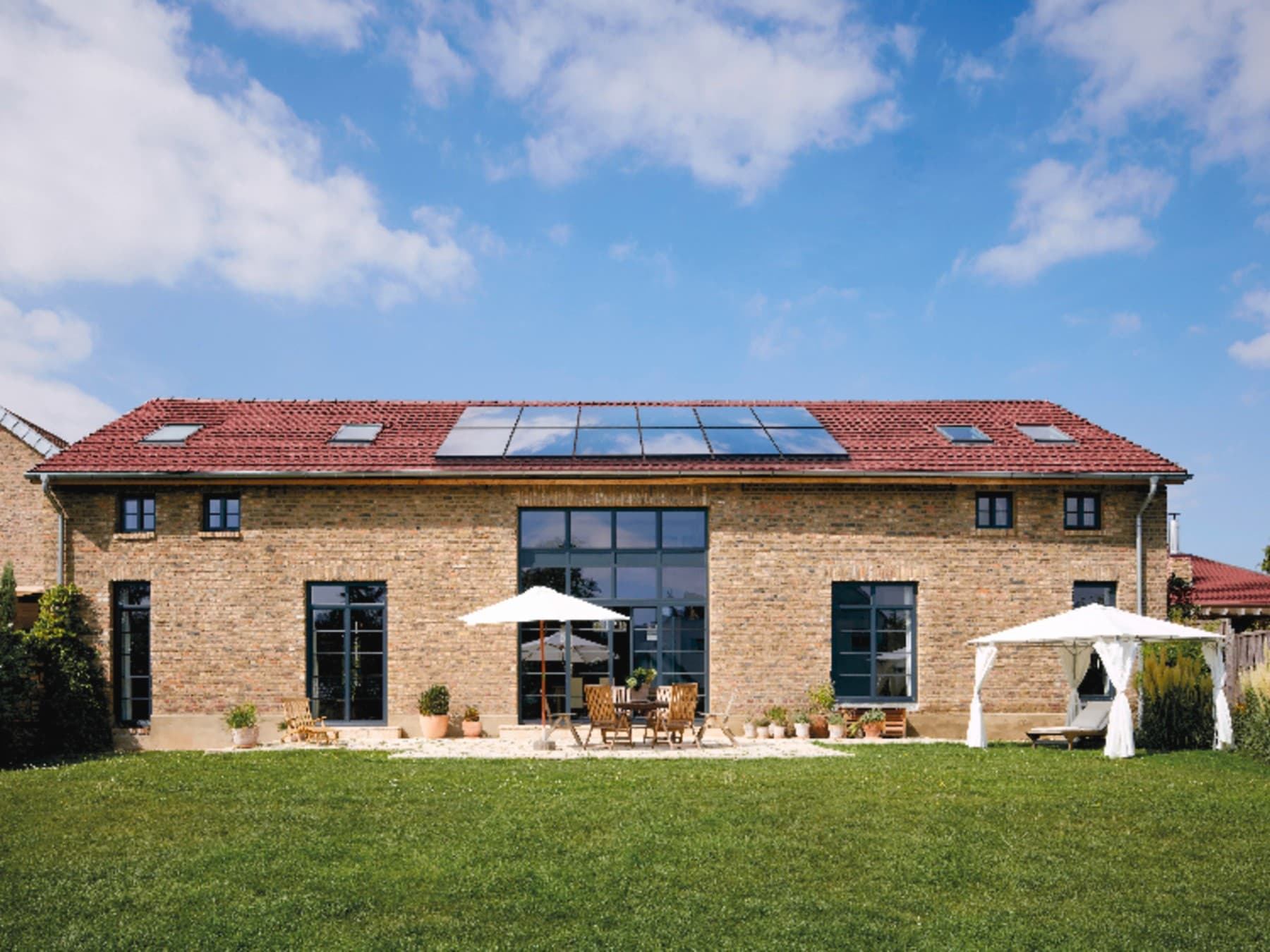 Panneaux solaire sur le toit d'un corps de ferme | Vaillant