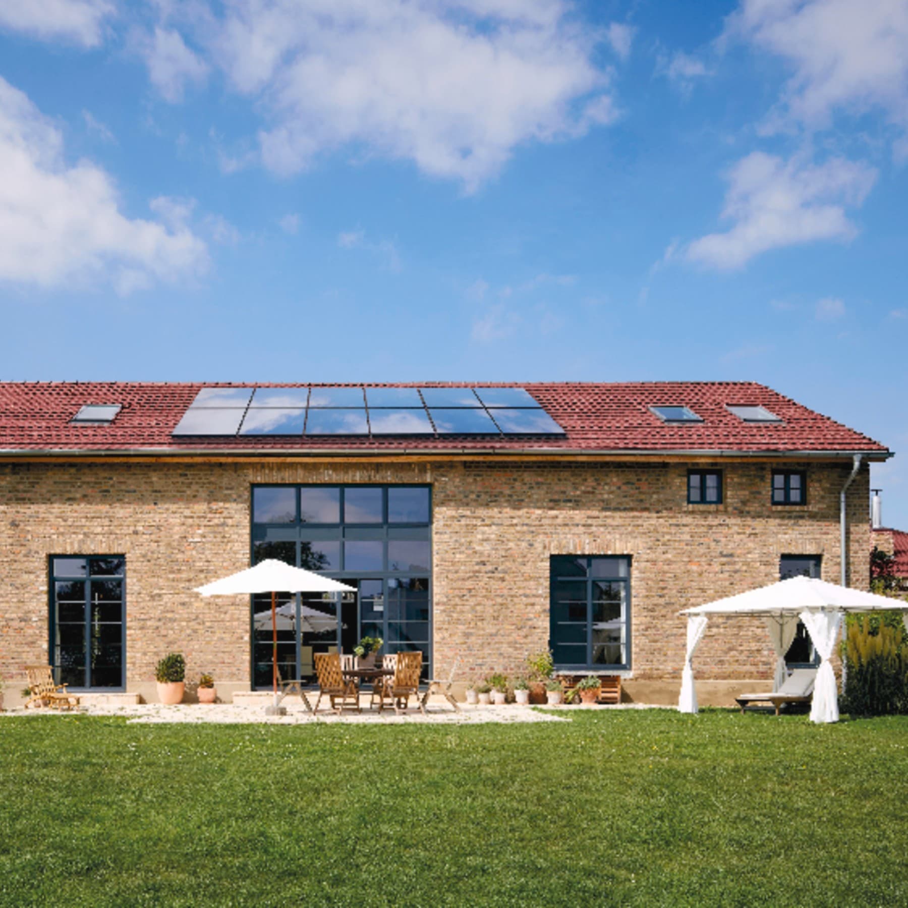 Des panneaux solaires posés sur le toit d'une maison | Vaillant