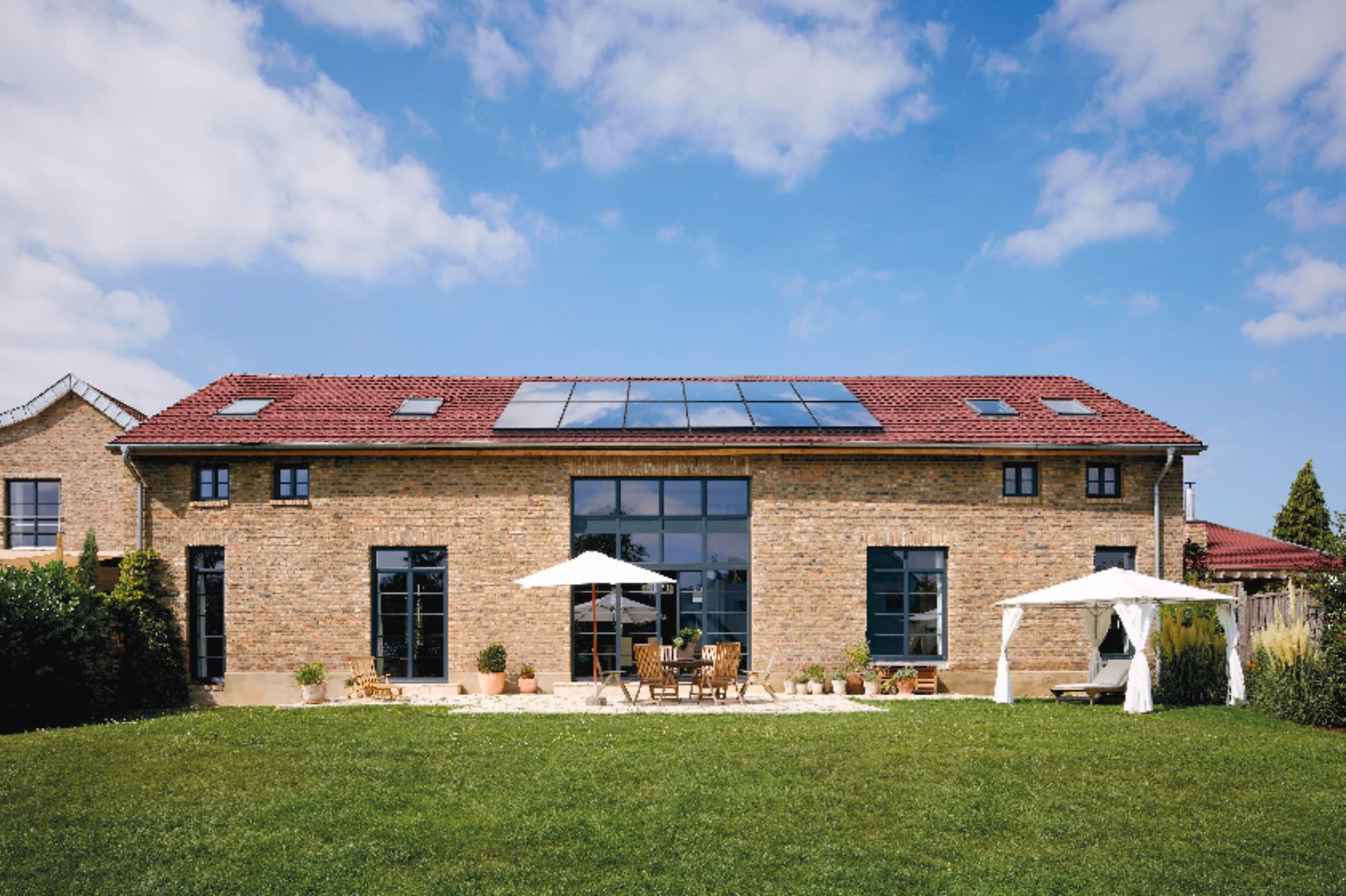 Maison équipée de panneaux solaires | Vaillant