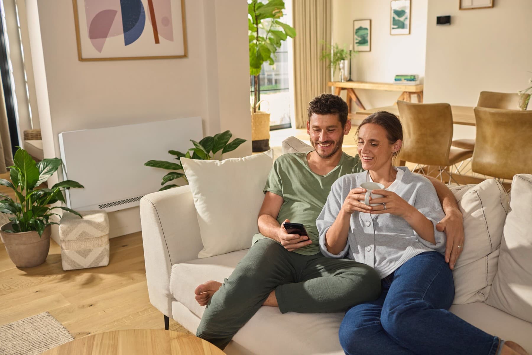 Couple profitant du confort thermique de leur maison | Vaillant