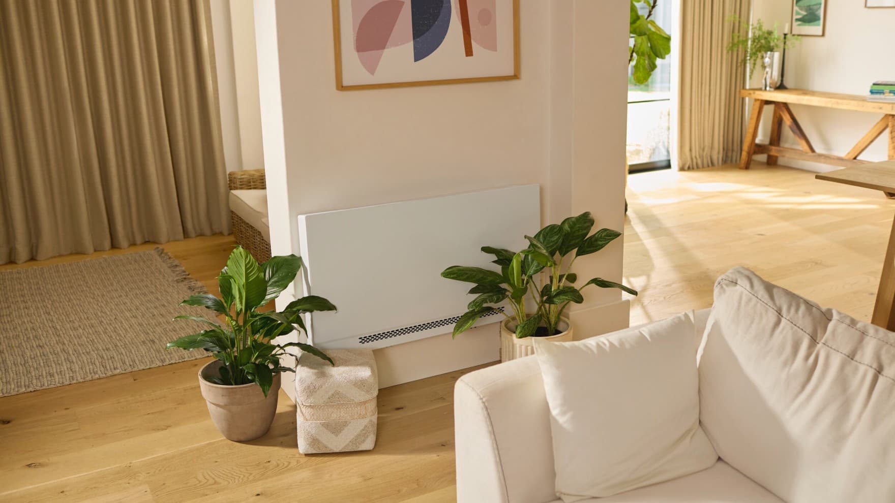 Ventilo-convecteur console monté au mur dans un salon | Vaillant
