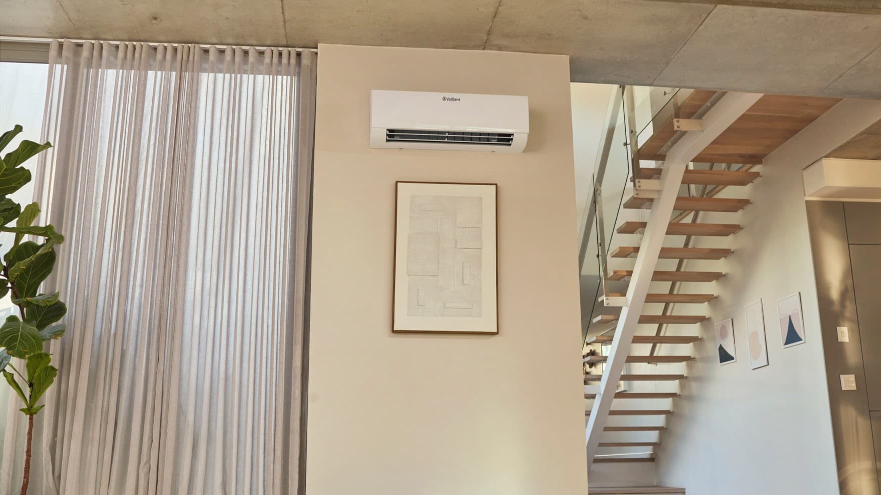 Ventilo-convecteur mural dans un salon | Vaillant
