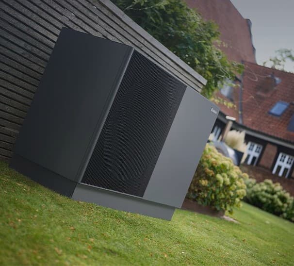 aroTHERM perform installée dans un jardin | Vaillant