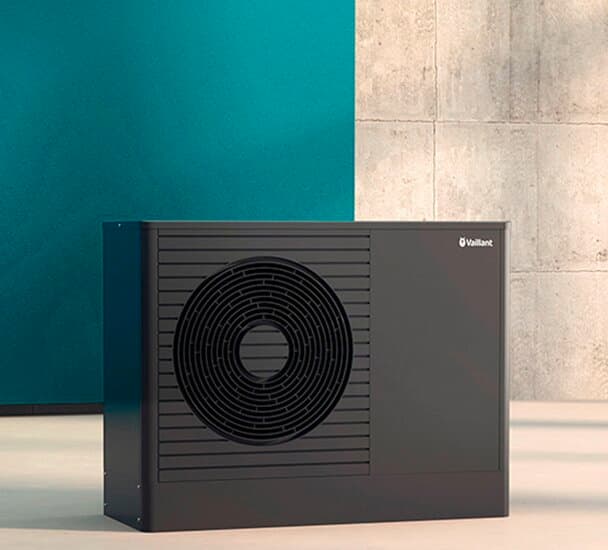 Vue de face de l'aroTHERM plus dans une salle blanche | Vaillant