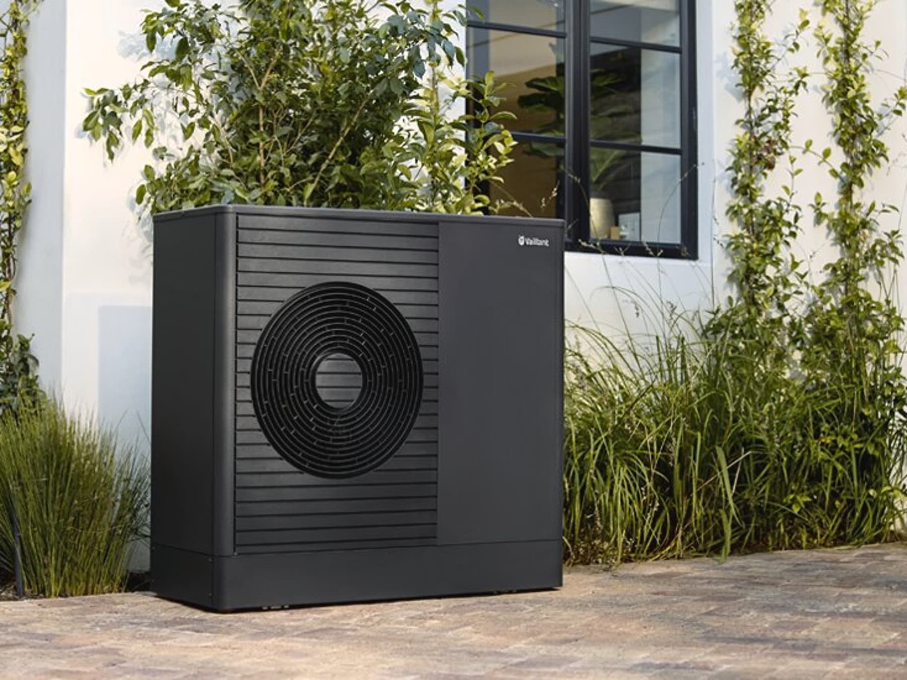 Pompe à chaleur devant la nouvelle maison | Vaillant