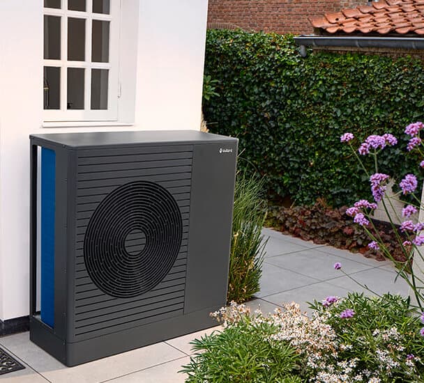 Pompe à chaleur air-eau arotherm pro installée sous une fenêtre | Vaillant