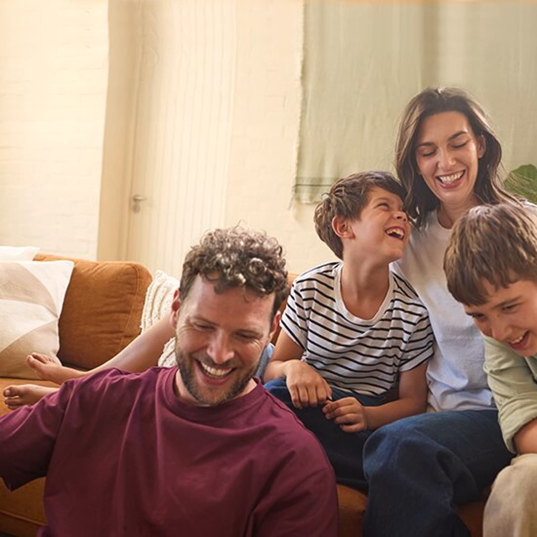 Famille profitant du confort thermique de leur maison grâce à aroTHERM pro | Vaillant
