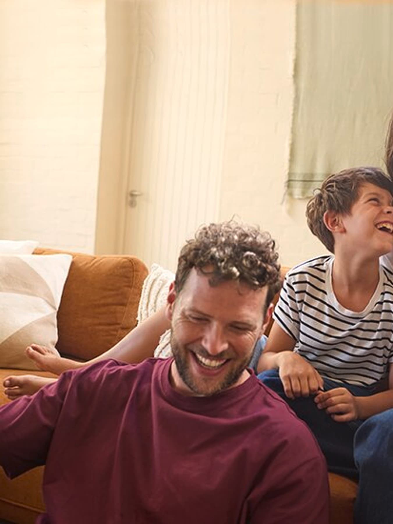 Famille profitant du confort thermique de leur maison grâce à aroTHERM pro | Vaillant