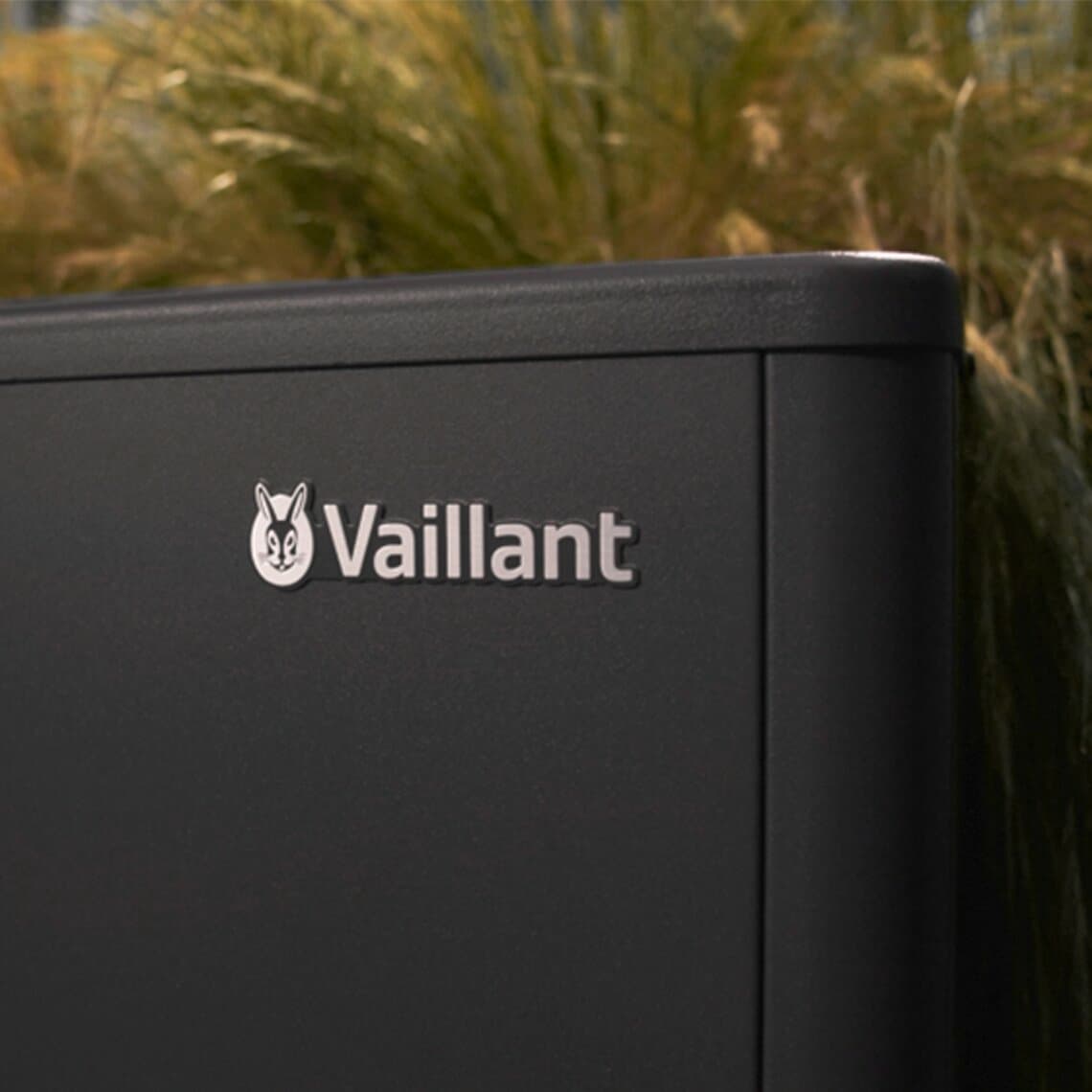 Logo Vaillant sur une pompe à chaleur | Vaillant