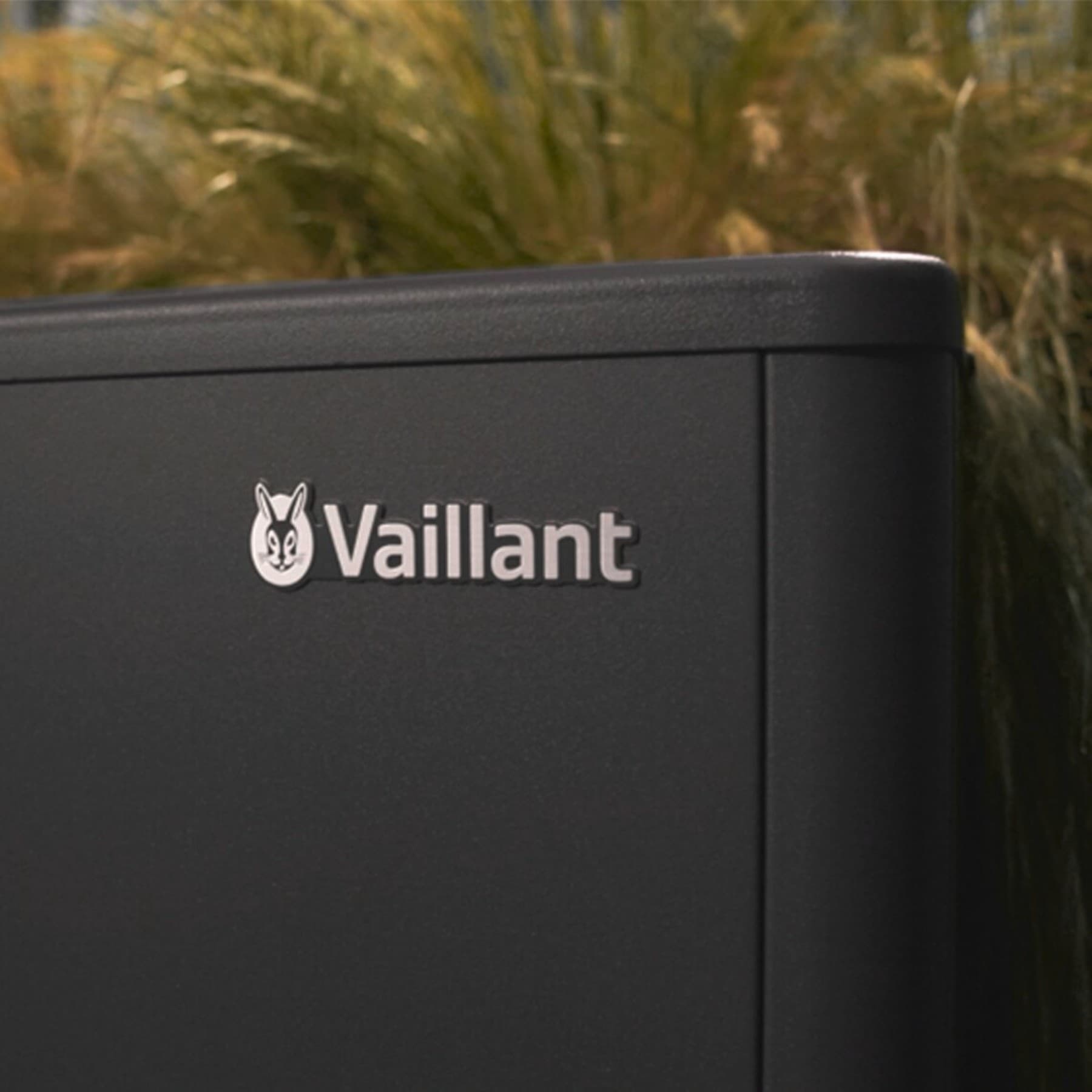 Pompe à chaleur Vaillant aroTHERM Split plus dans un jardin