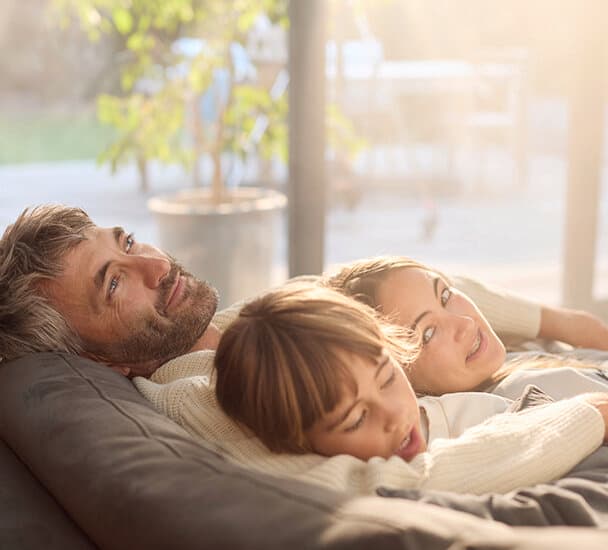 Une famille se détend sur le canapé | Vaillant