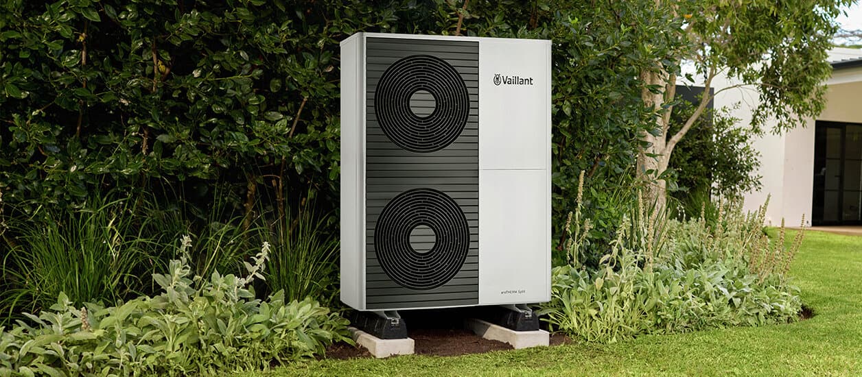 Pompe à chaleur aérothermique aroTHERM Split dans un jardin | Vaillant