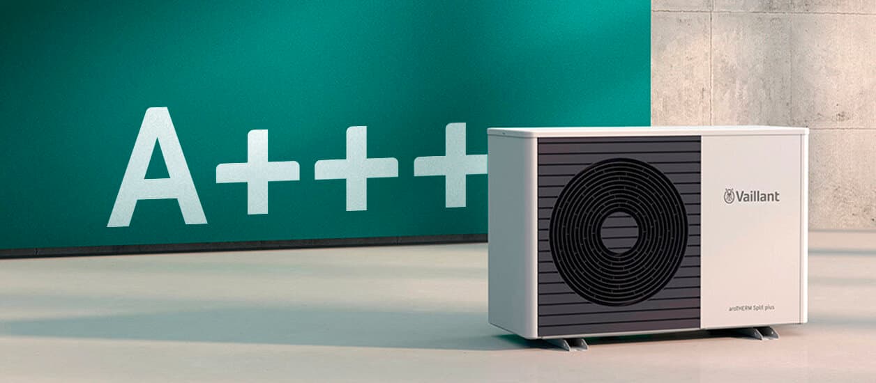 L'unité extérieure de la pompe à chaleur aroTHERM Split plus présentée dans un showroom avec la classe A+++ | Vaillant
