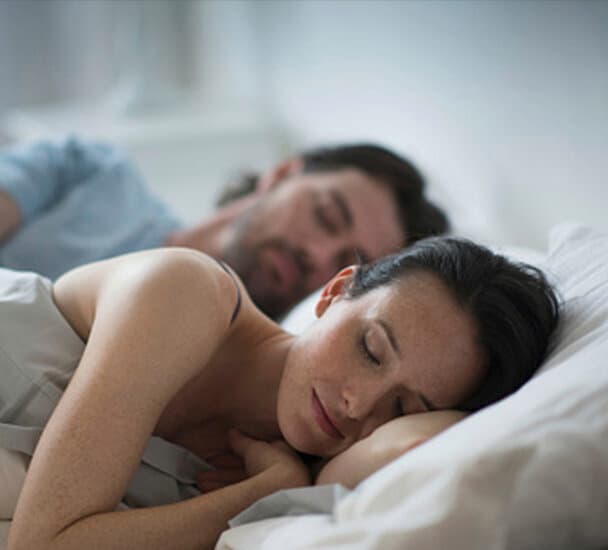 Un couple endormi dans son lit | Vaillant