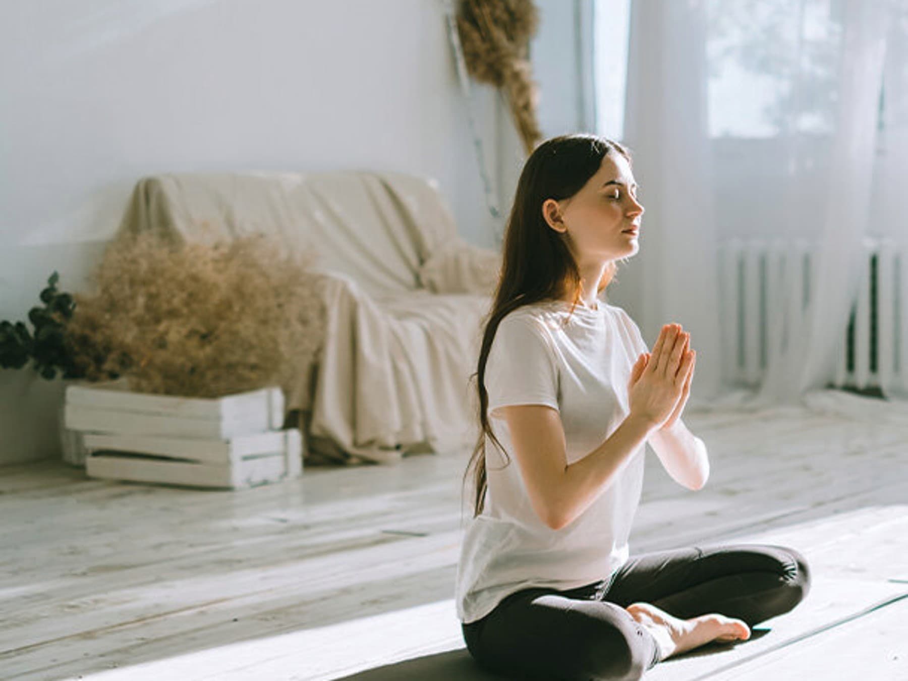 Une femme qui pratique le yoga | Vaillant