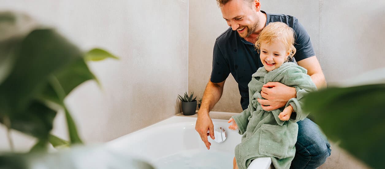 Un père va donner le bain à son enfant | Vaillant