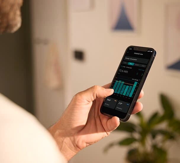 Un homme regardant sa consommation sur son smartphone | Vaillant