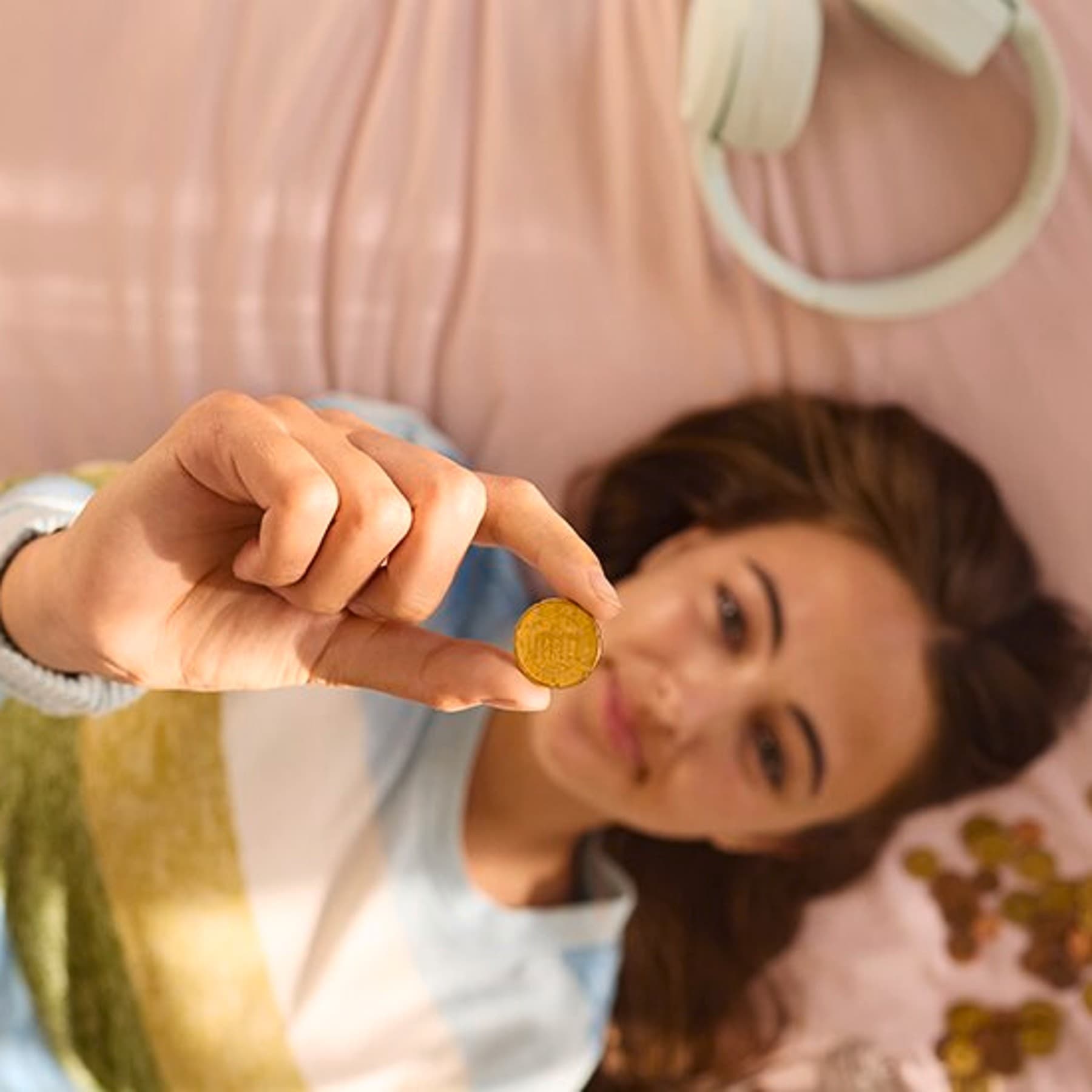 Femme tenant une pièce de monnaie | Vaillant