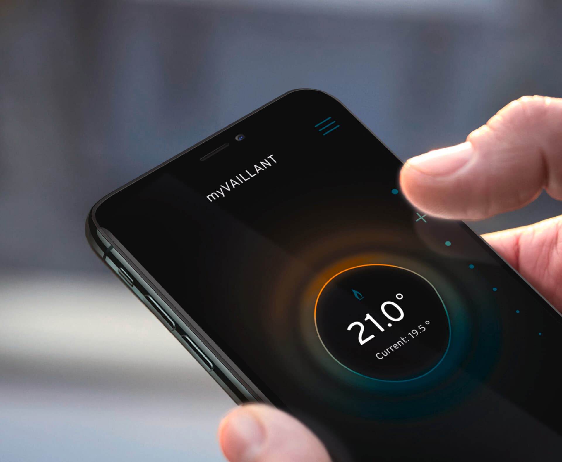Une main tenant un smartphone sur lequel est installée l'application myVaillant | Vaillant